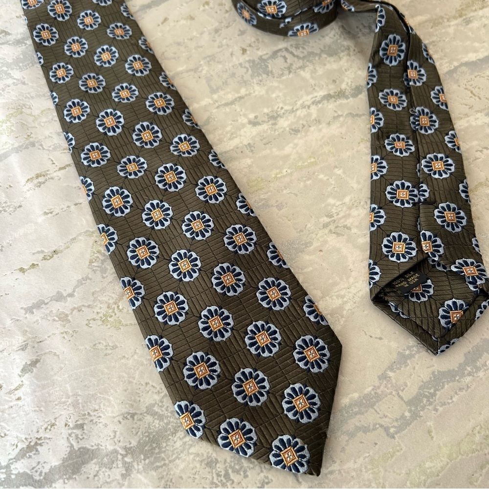 Jos A Bank Signature Gold 100% silk handmade USA tie